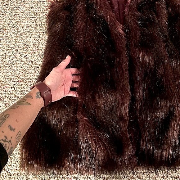 SUZY SHIER (NWT) • Faux-Fur Vest • Size Medium • Silk-Lined Maroon + Black Fur - Picture 6 of 12